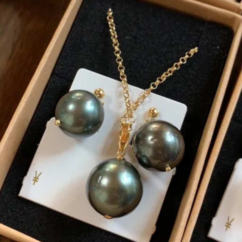 Black South Sea Pearls with 18 Kt Gold